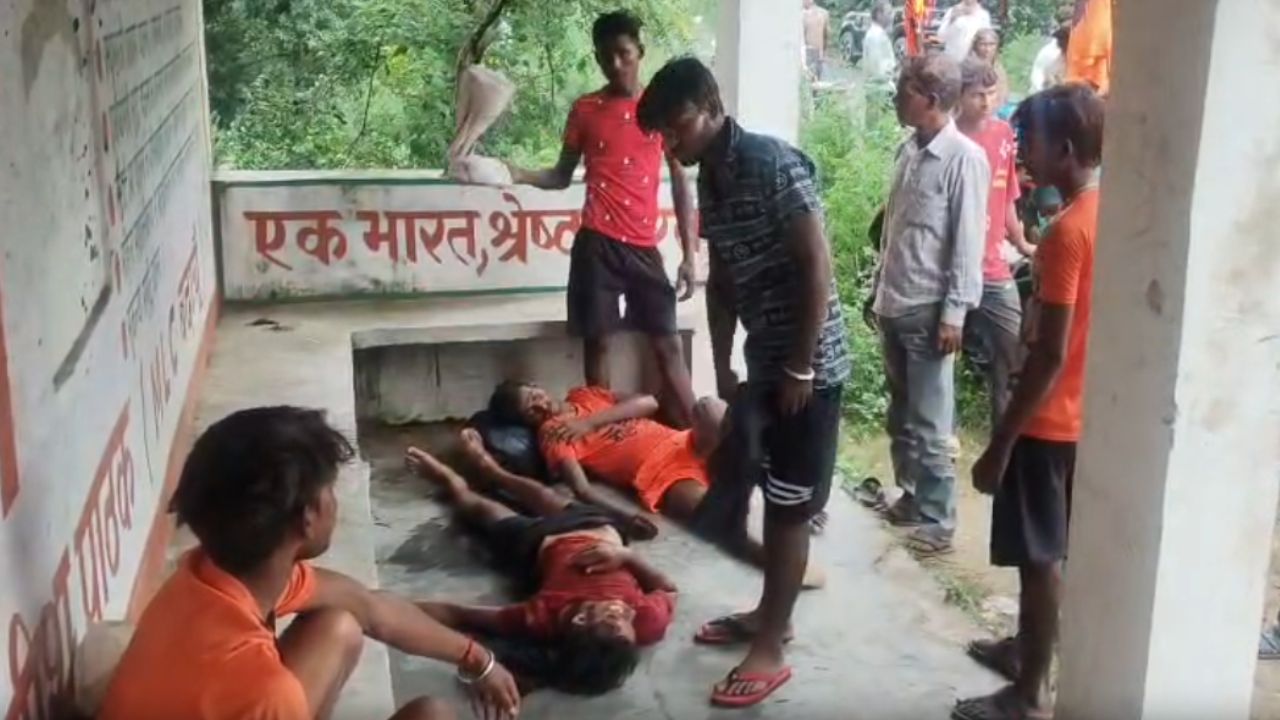 बदायूं में जलाभिषेक कर घर लौट रहे थे कांवड़िए, तभी तेज रफ्तार कार ने बाइक को रौंदा! 4 घायल, 3 की हालत गंभीर