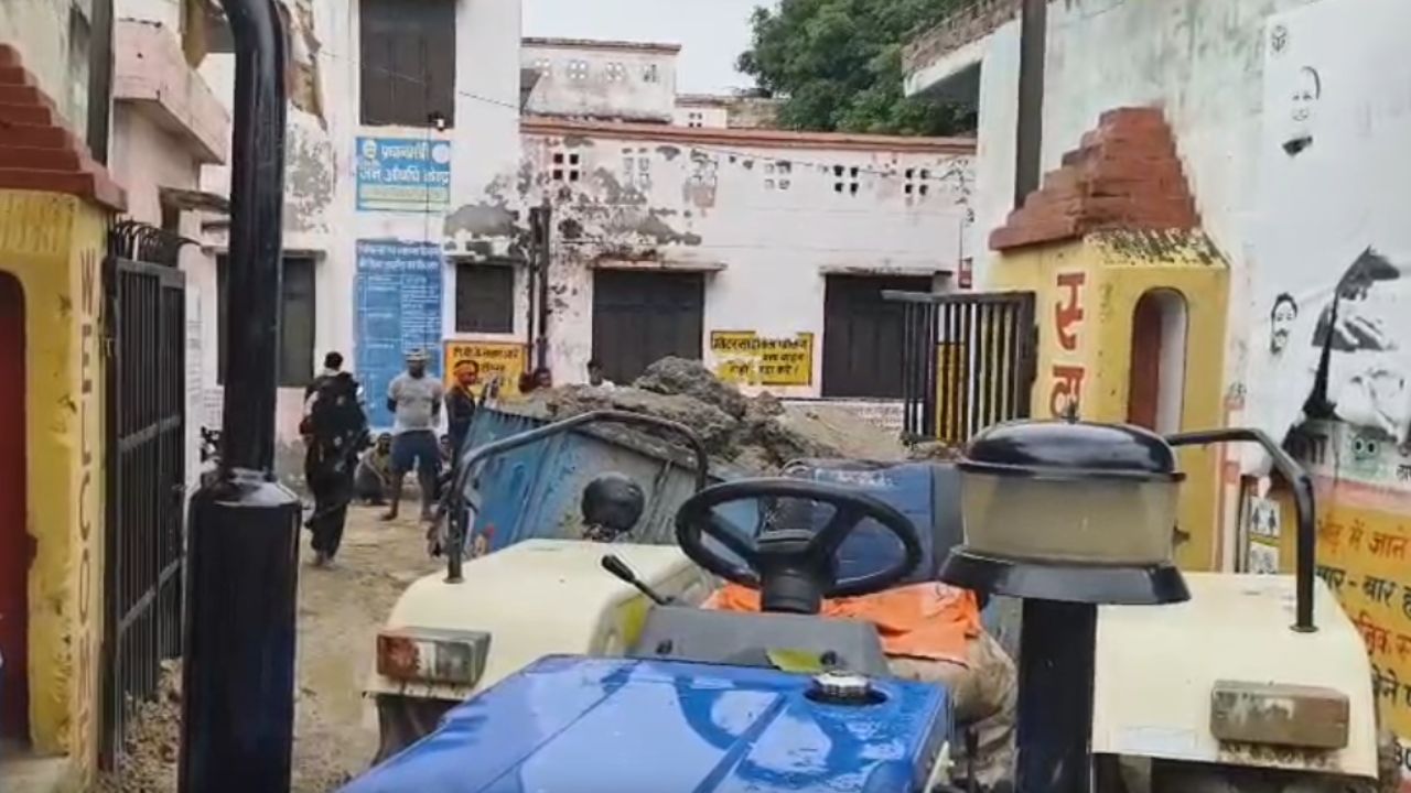 अस्पताल के गेट पर फंसी ट्रैक्टर-ट्रॉली, बाहर एंबुलेंस में तड़पती रही प्रसूता; बदायूं में जल जीवन मिशन की लापरवाही उजागर