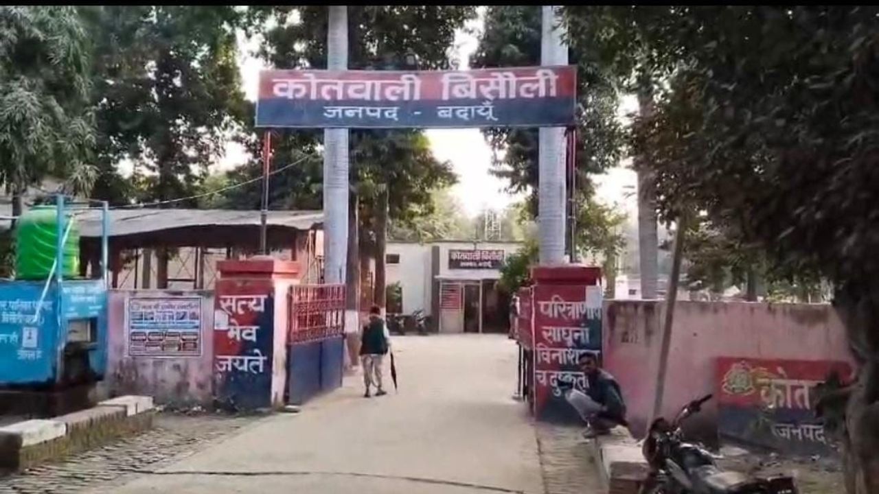 Budaun News: हाईटेंशन टावर पर लटका मिला युवक का शव, बिजली लाइन कटवाकर उतारा; जांच में जुटी पुलिस