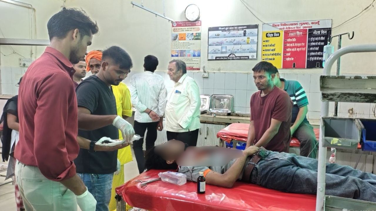 हादसे में कार और बाइक दोनों के उड़े परखच्चे, बदायूं के उसावां में जिंदगी और मौत के बीच जूझ रहा युवक