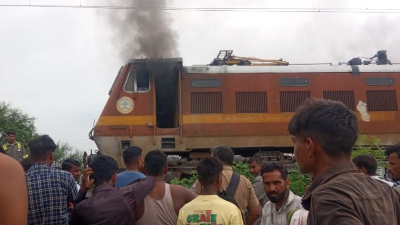 Budaun News: इंजन में आग लगते ही मची चीख-पुकार, लोको पायलट की सूझबूझ से बची सैकड़ों यात्रियों की जान