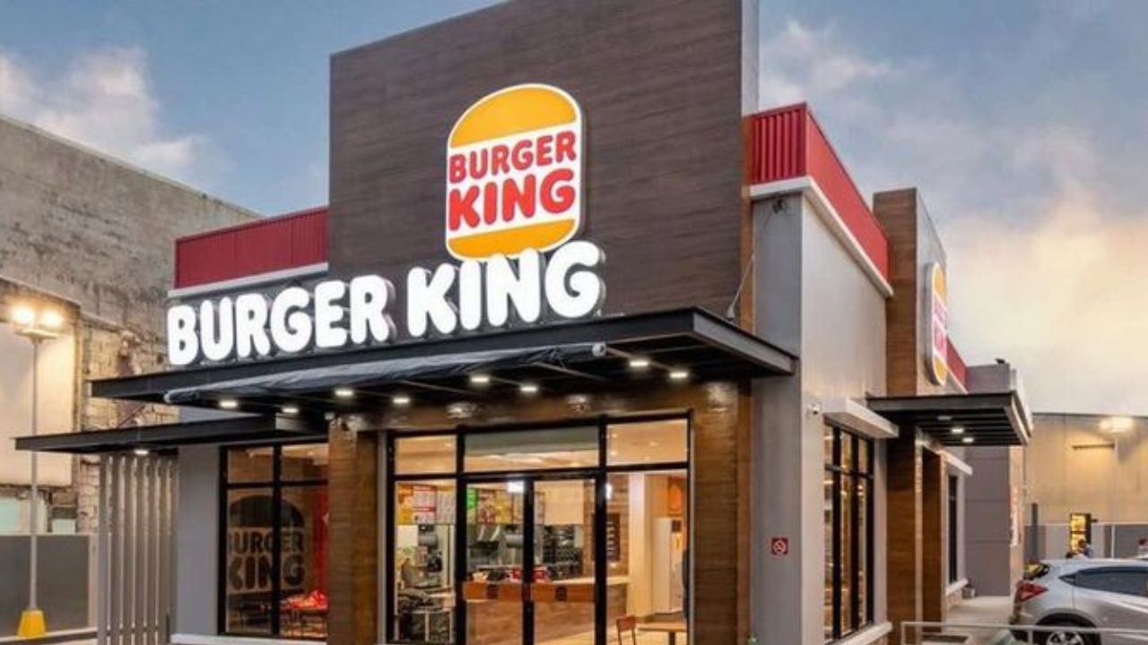 बर्गर खा रहे थे लोग, तभी हुआ धमाका! गुरुग्राम के Burger King में AC कंप्रेसर फटने से मचा हाहाकार