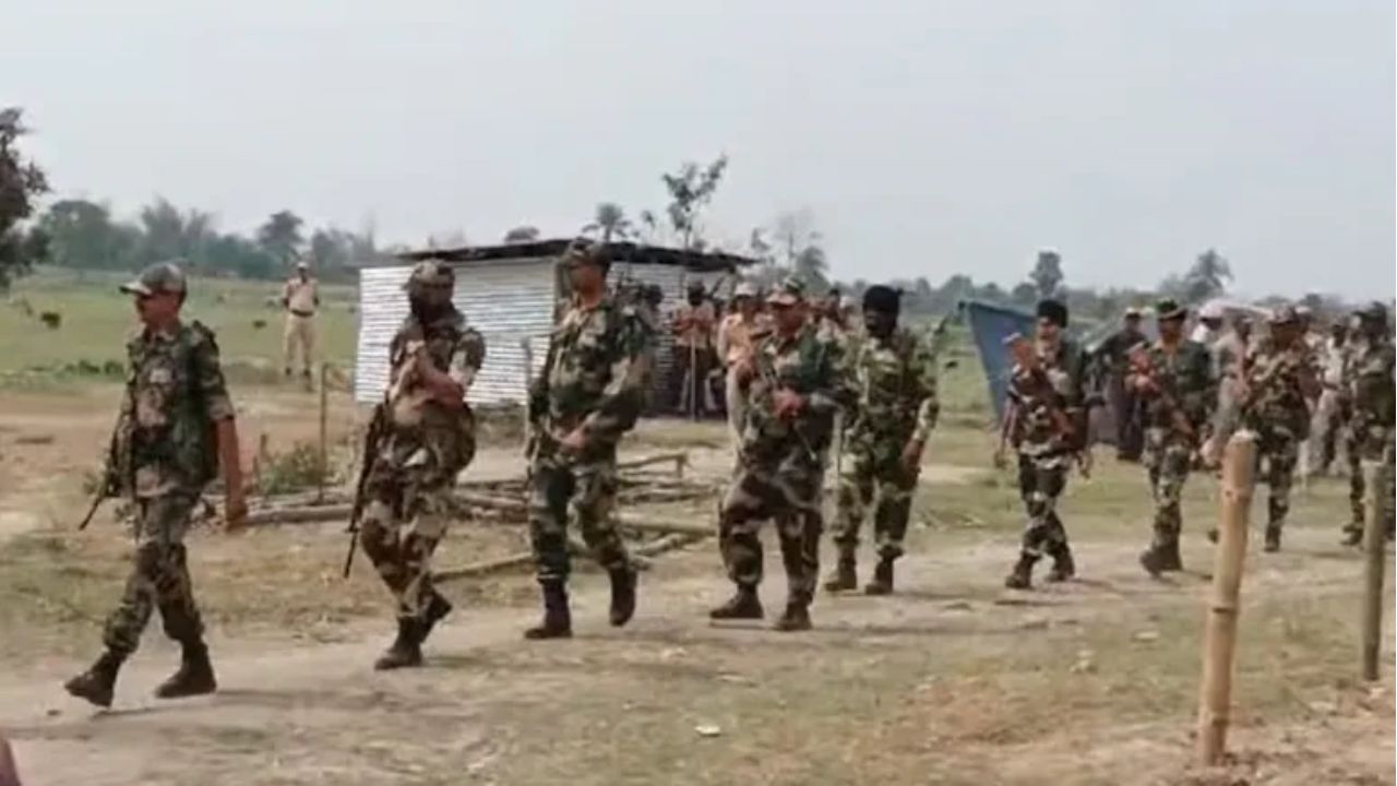 CRPF कैंप में अचानक चली गोलियां, दो जवानों की मौत… फिर अधिकारी ने खुद को भी मारी गोली, आखिर क्या हुआ था?
