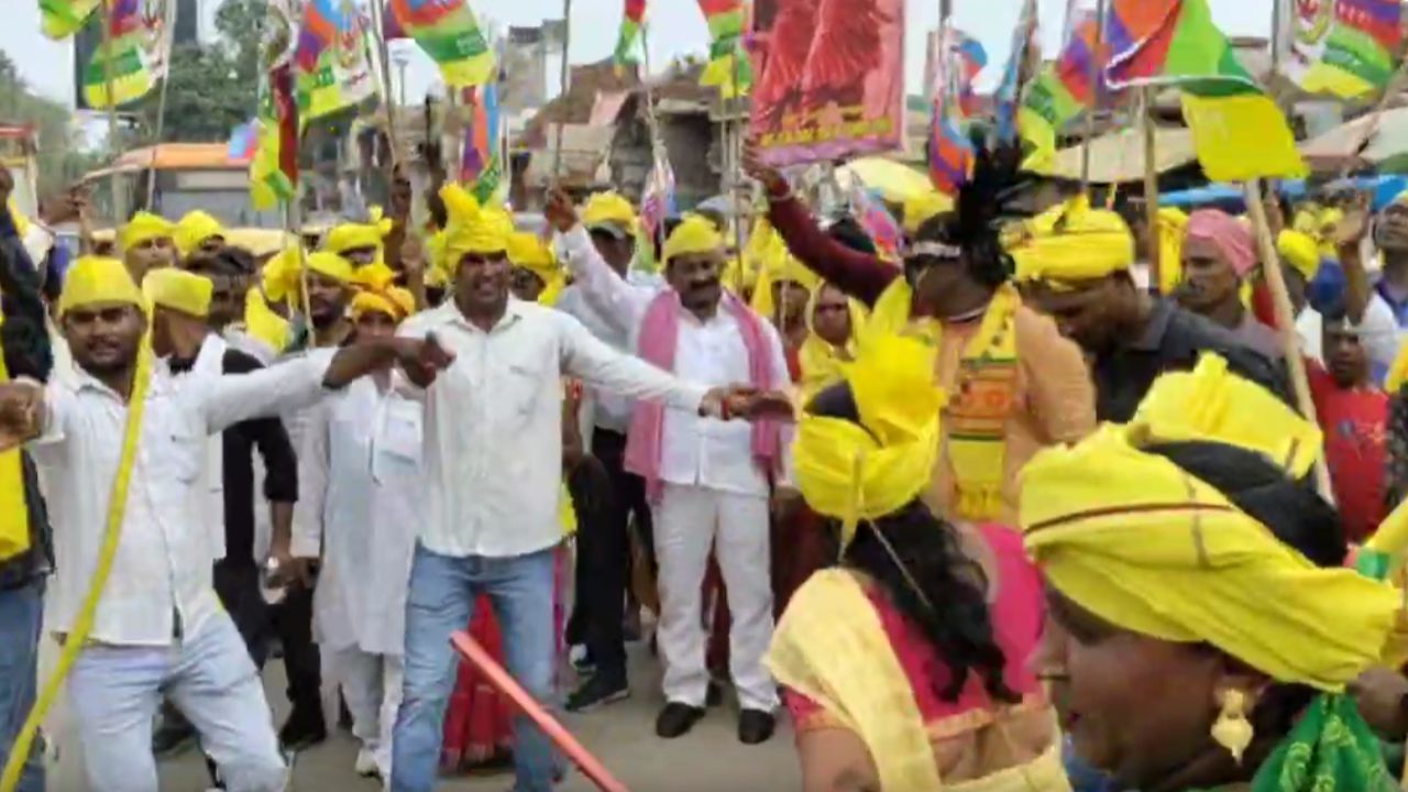 विश्व आदिवासी दिवस पर चंदौली में गूंजा अधिकारों का मुद्दा, तीर-धनुष लेकर सड़कों पर उतरा समाज