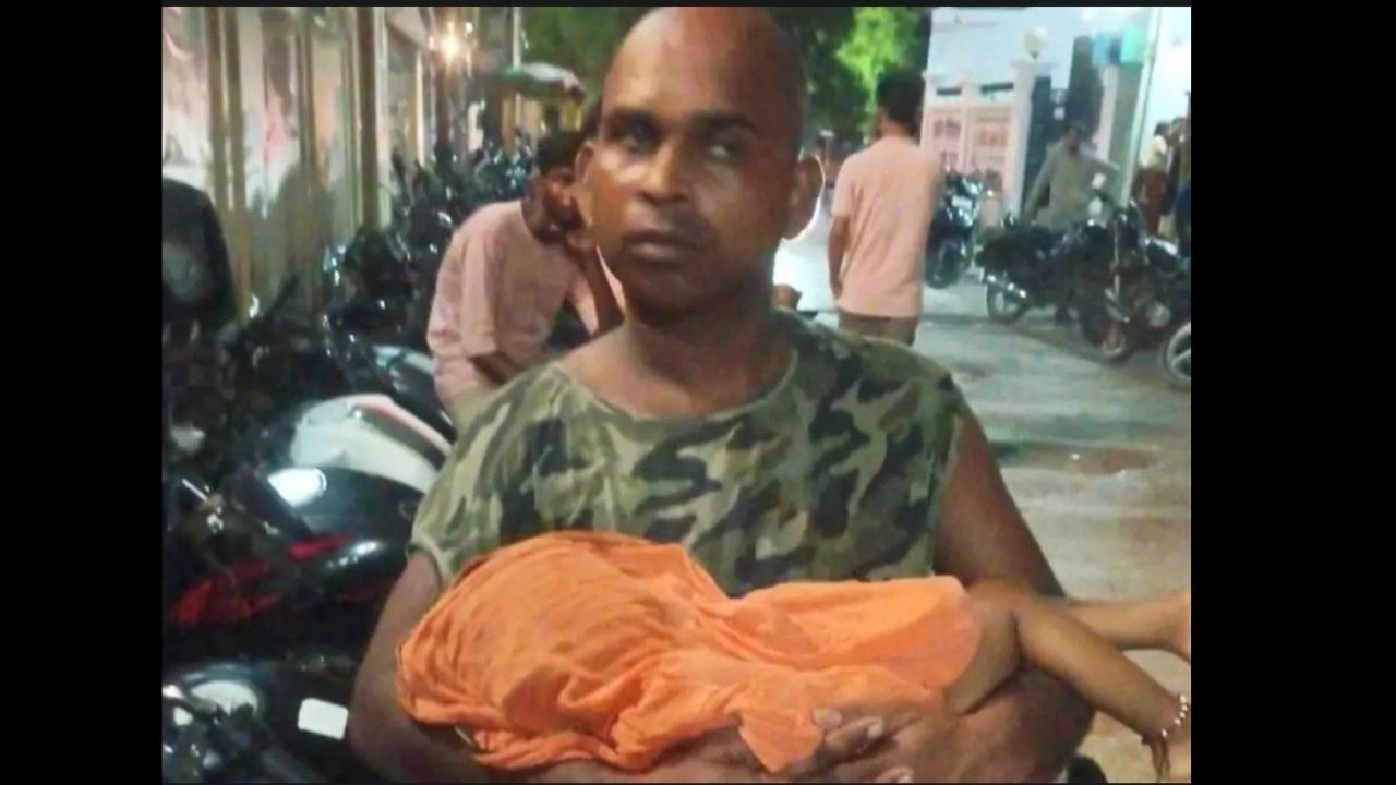 देवरिया में इंजेक्शन लगते ही 18 माह के मासूम की बिगड़ी हालत, कुछ देर बाद मौत! अस्पताल के बाहर मचा हंगामा