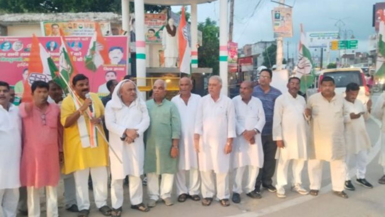 राहुल गांधी पर मुकदमे के विरोध में महराजगंज में कांग्रेस का हल्लाबोल, सक्सेना चौक पर गरजे कार्यकर्ता
