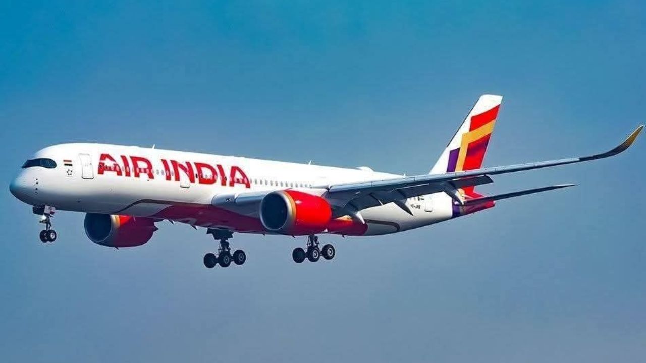 Air India Turbulence: कॉकपिट के फर्श पर औंधे मुंह पड़ा मिला था पायलट, एअर इंडिया फ्लाइट टर्बुलेंस केस में बड़ा खुलासा