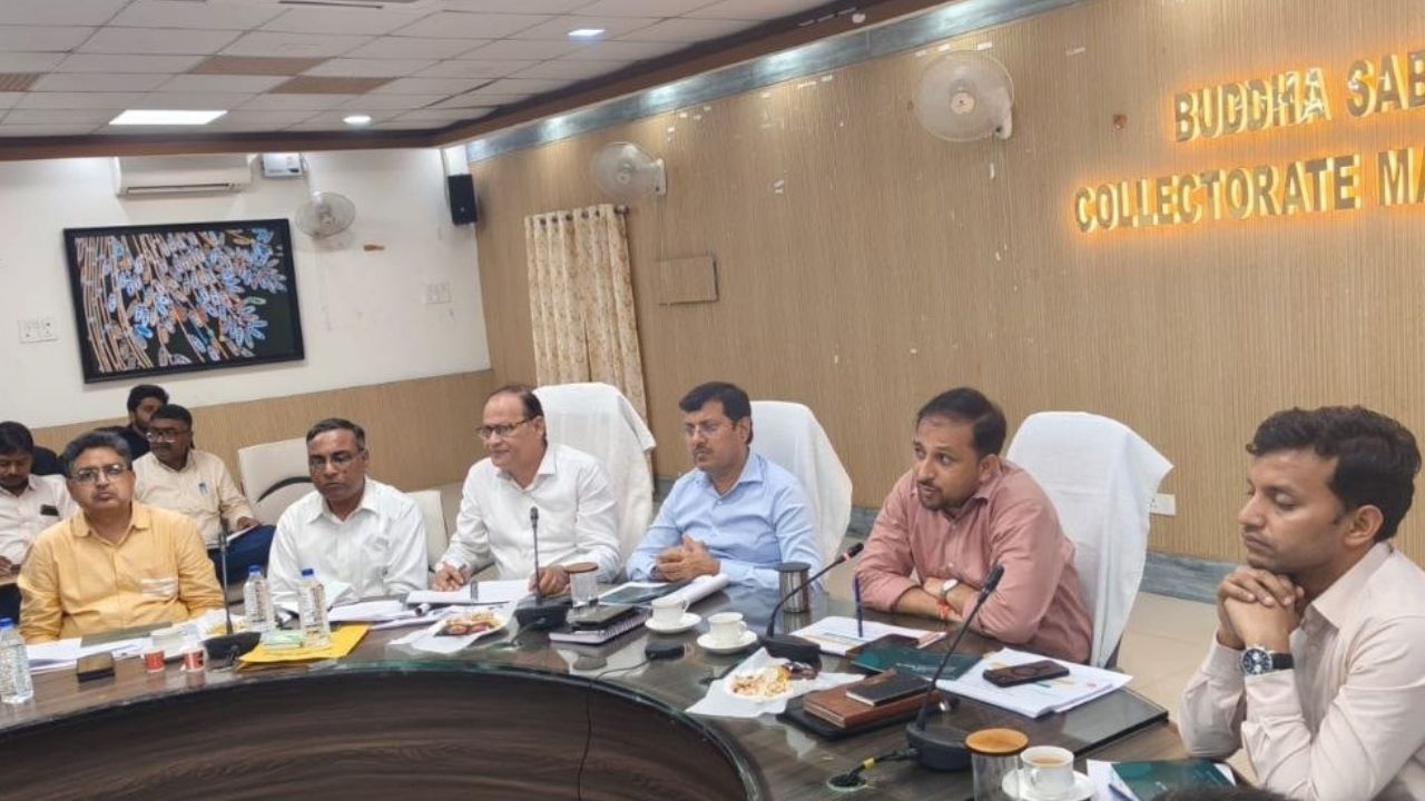 स्वास्थ्य योजनाओं में पिछड़ा महराजगंज! DM ने लगाई फटकार, अफसरों पर कार्रवाई की तलवार