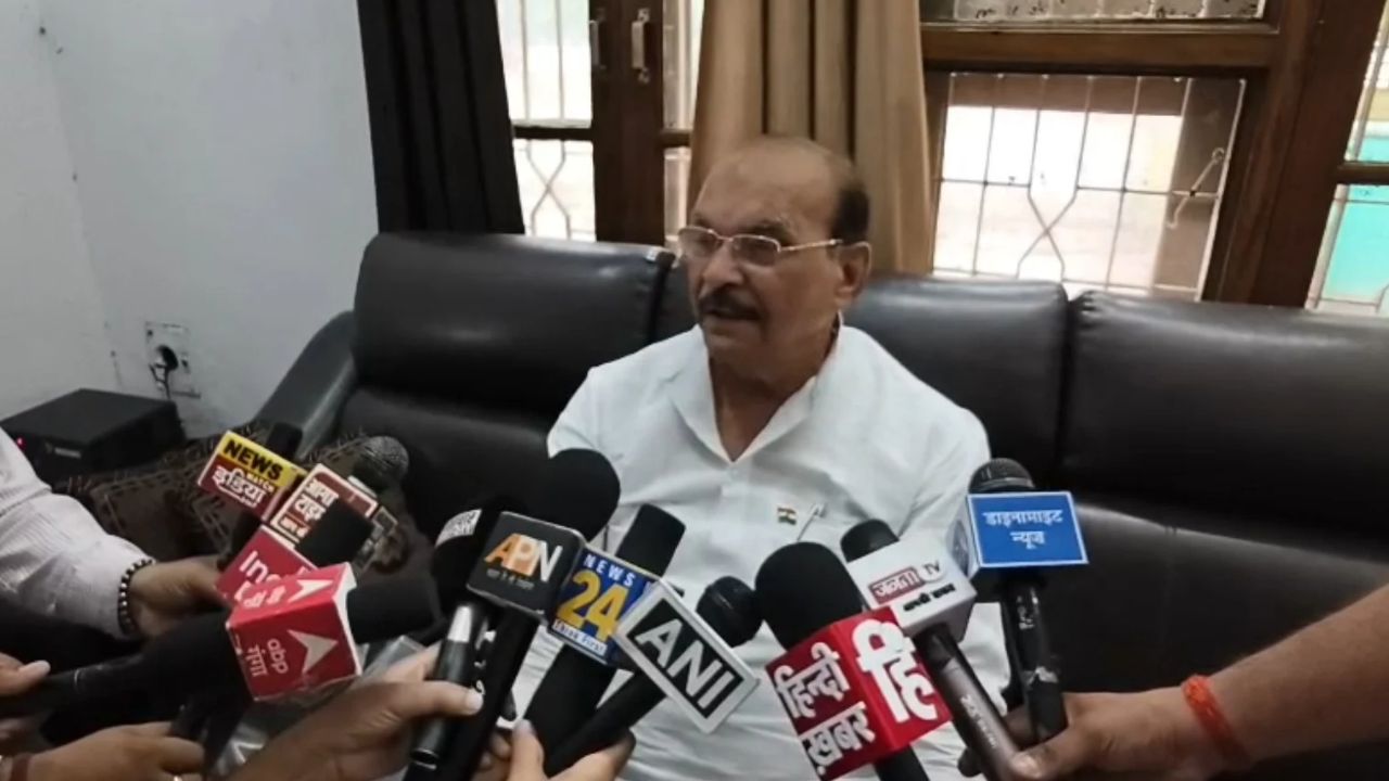 Badaun News: पूर्व मंत्री DP Yadav ने DM से मांगी सुरक्षा, बोले दो सरकारी गनर दो