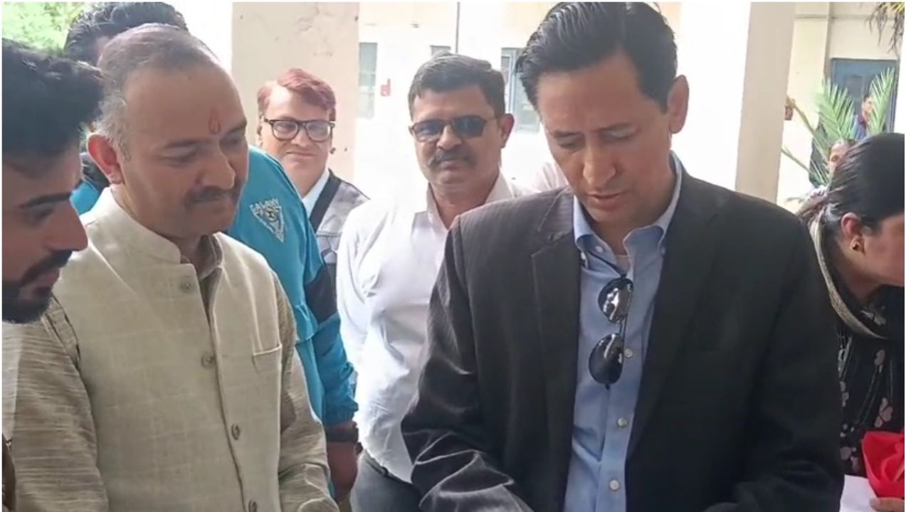 नैनीताल में आयुक्त दीपक रावत ने SIR अभियान का किया निरीक्षण, अधिकारियों को दिए पारदर्शिता और समयबद्ध निस्तारण के निर्देश