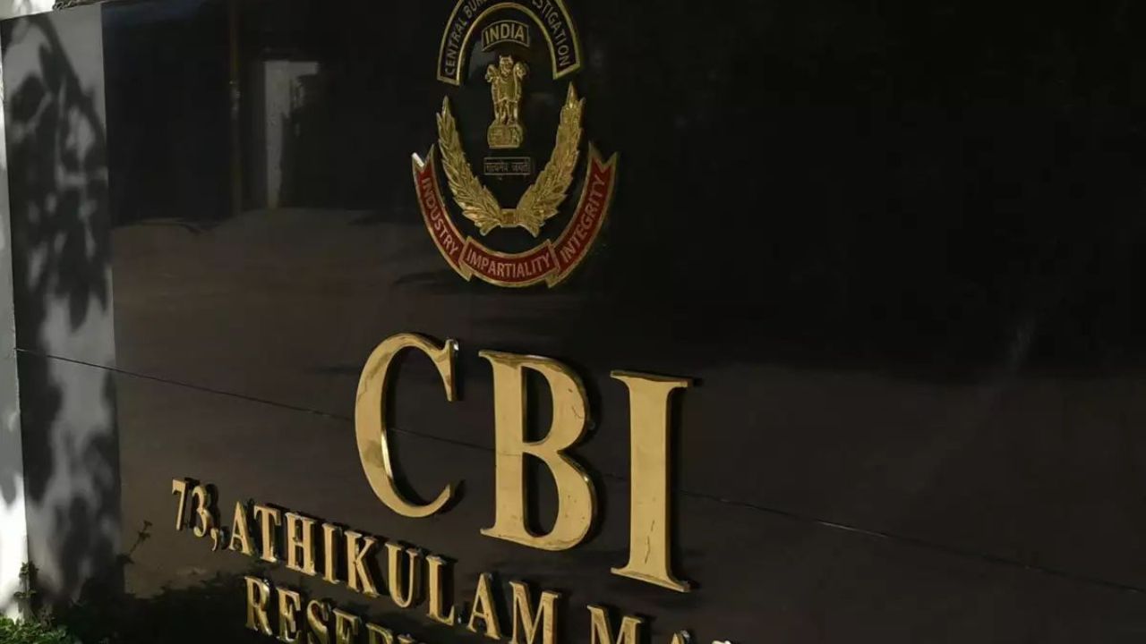 Delhi Crime: फर्जी CBI अधिकारी बनकर घर में घुसे 8 लोग, कारोबारी की पत्नी की सूझबूझ से नाकाम हुई ‘रेड’; 7 गिरफ्तार