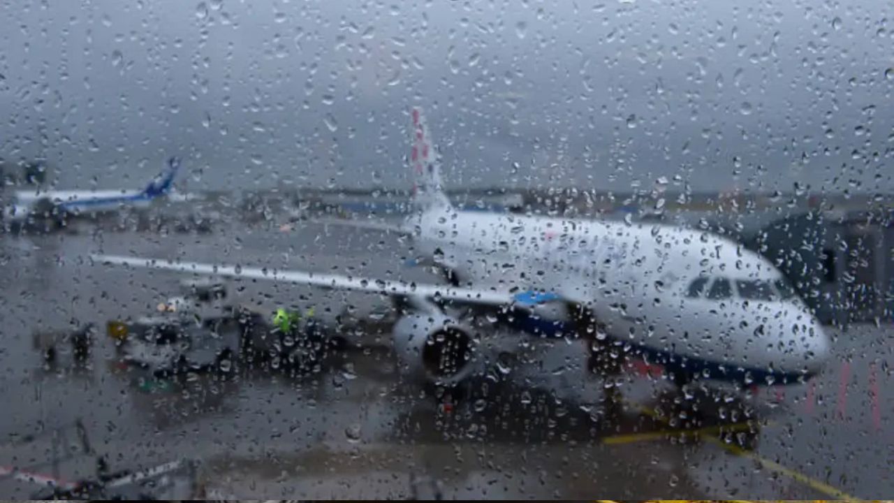 Delhi Rain Effects on Flights: आसमान से बरसी आफत, हवाई सफर भी थमा, कई उड़ानें डायवर्ट