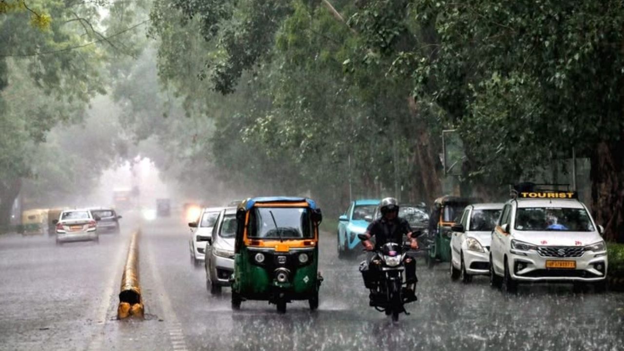 Weather Update: दिल्ली वालों संभल जाइए! अगले 7 दिन बारिश का अलर्ट, आज तेज हवाओं के साथ होगी बरसात