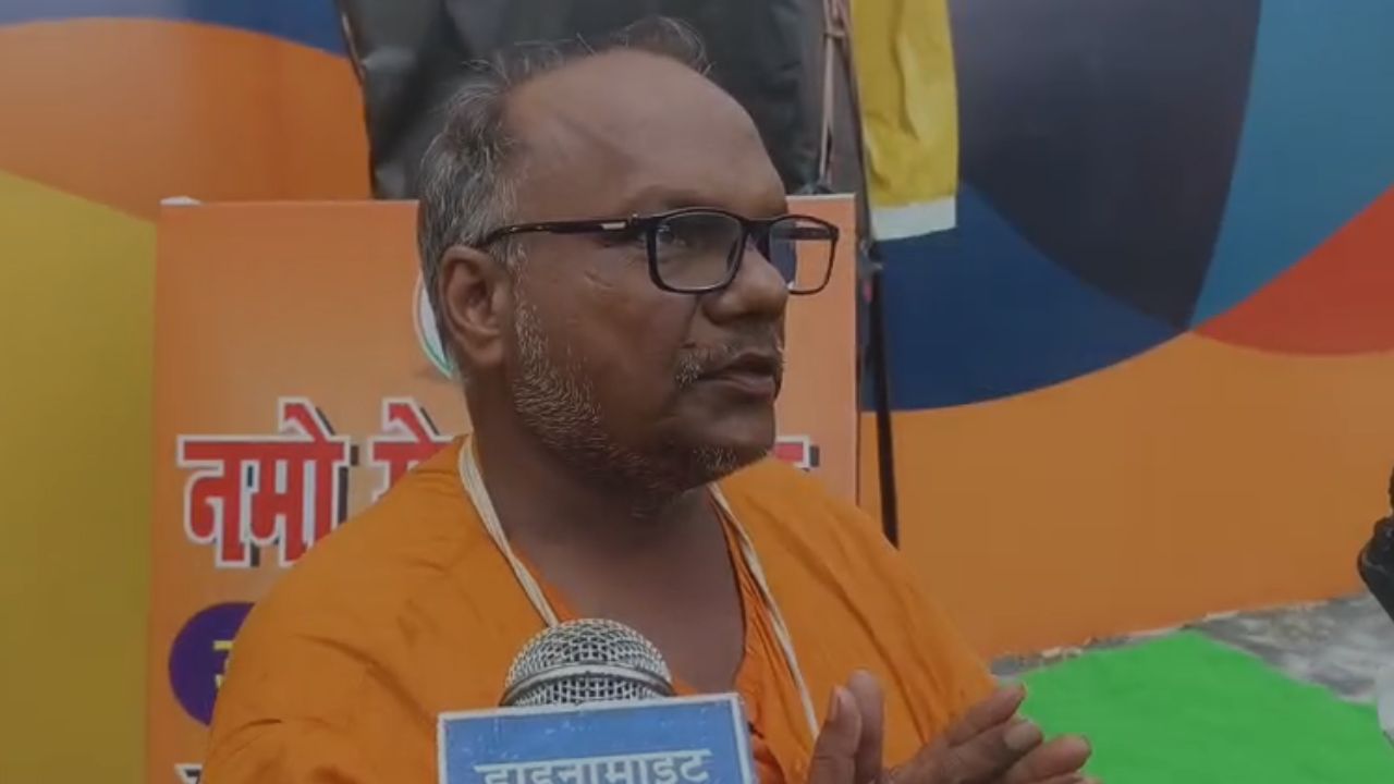 शिविर की व्यवस्थाओं को सुचारू रखने के लिए करीब 200 से 300 स्वयंसेवक, कर्मचारी और सहयोगी दिन-रात जुटे हुए हैं। कोई भोजन परोस रहा है तो कोई पानी और विश्राम की व्यवस्था संभाल रहा है। स्वयंसेवक सेवा को जिम्मेदारी मानकर पूरी निष्ठा से काम कर रहे हैं।