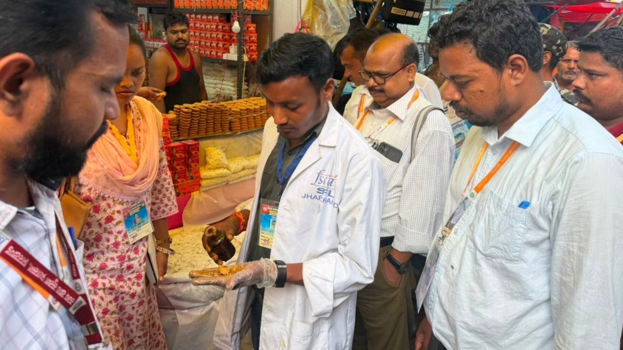 देवघर में श्रावणी मेले की मिठाइयों में मिलावट का संकट, छापेमारी में नकली खाद्य पदार्थ बरामद