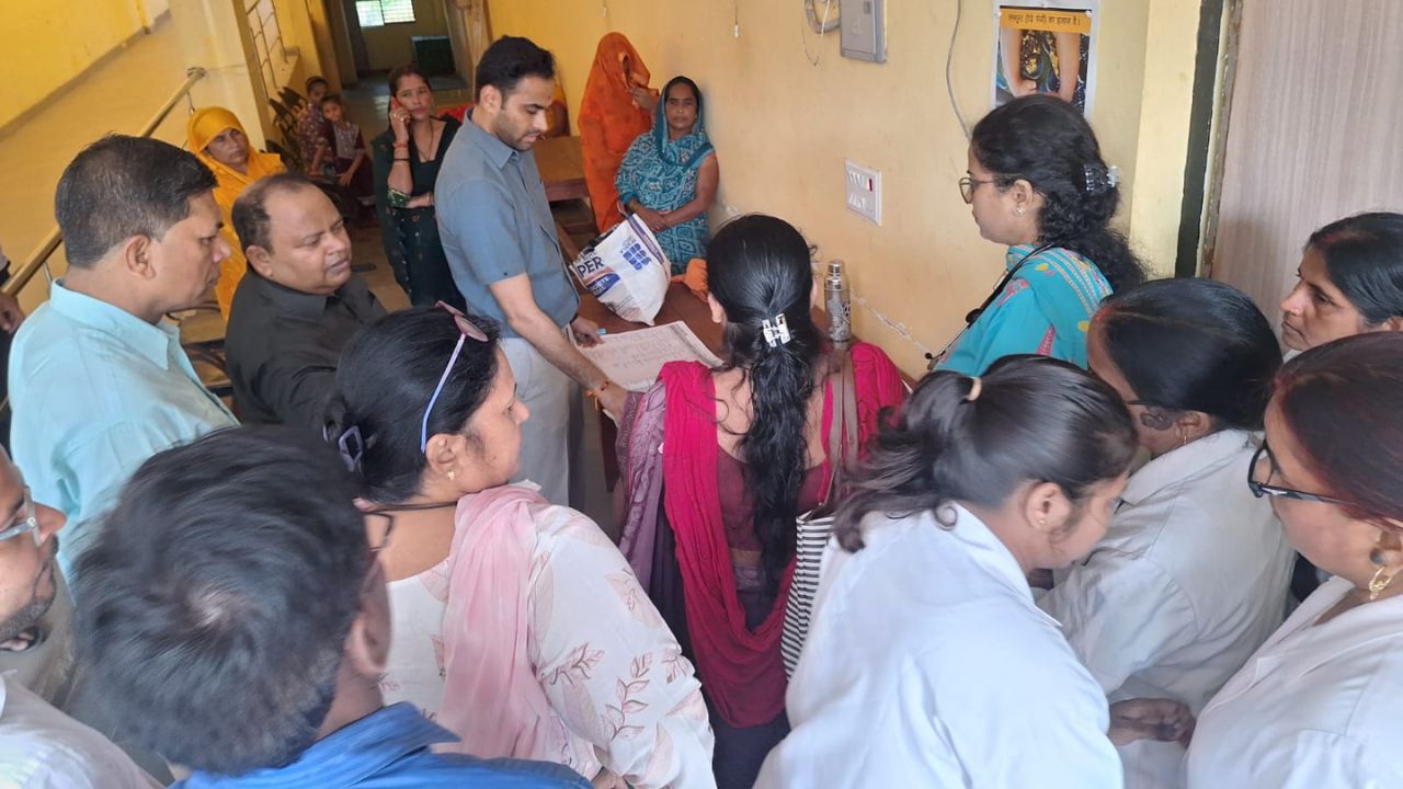 बिना एप्रन मरीज देख रहे थे डॉक्टर, कई मिले गायब: देवरिया DM मधुसूदन हुल्गी के कड़े तेवर, थमाया नोटिस
