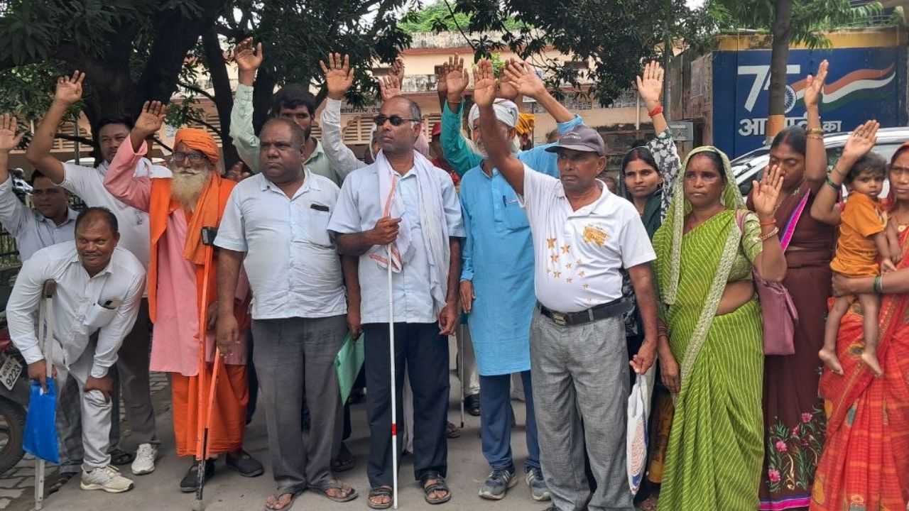 देवरिया में दिव्यांगजनों का हल्लाबोल, 13 मांगों को लेकर डीएम कार्यालय पहुंचे, पुलिस पर गंभीर आरोप