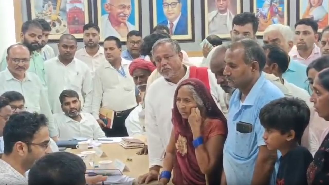 ‘मेरे पापा को इंसाफ दिला दीजिए…’ डीएम-एसपी के सामने मासूम की गुहार ने भर दी सबकी आंखें