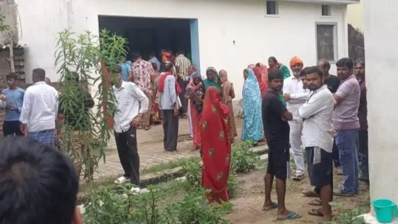 फूल तोड़ने गई महिला की करंट से मौत, नीचे लटक रहा था बिजली का तार; परिवार में मचा कोहराम