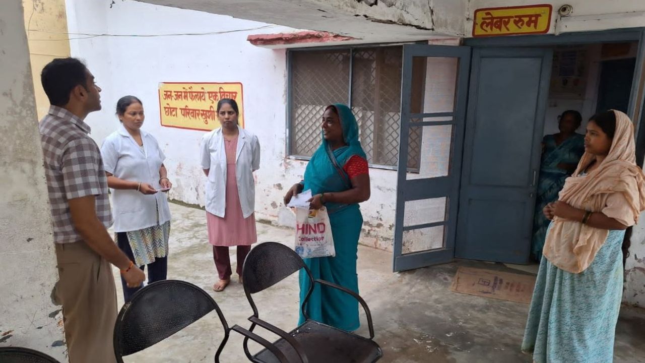 DM के औचक निरीक्षण में खुली अस्पताल की पोल, प्रभारी डॉक्टर समेत अधिकांश कर्मचारी गायब; वेतन रोकने के आदेश