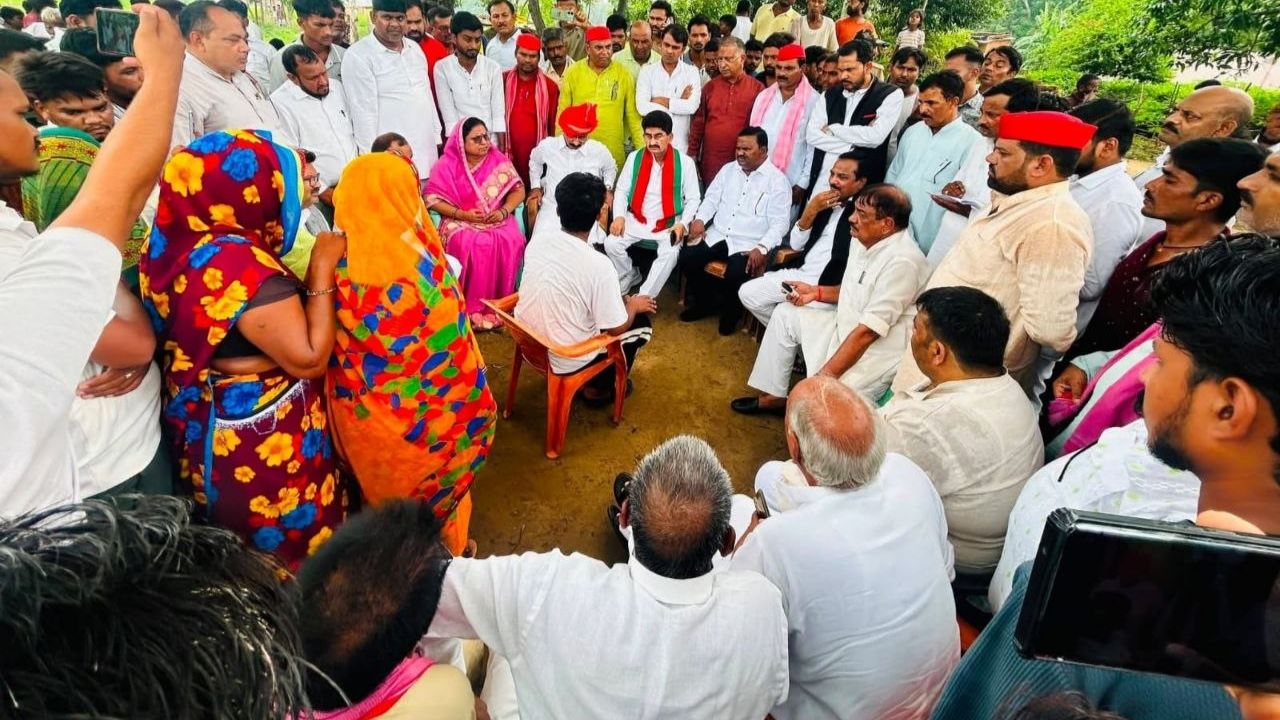 देवरिया के लवकनी पहुंचा सपा प्रतिनिधिमंडल, अंबेडकर प्रतिमा विवाद की जमीनी जांच शुरू