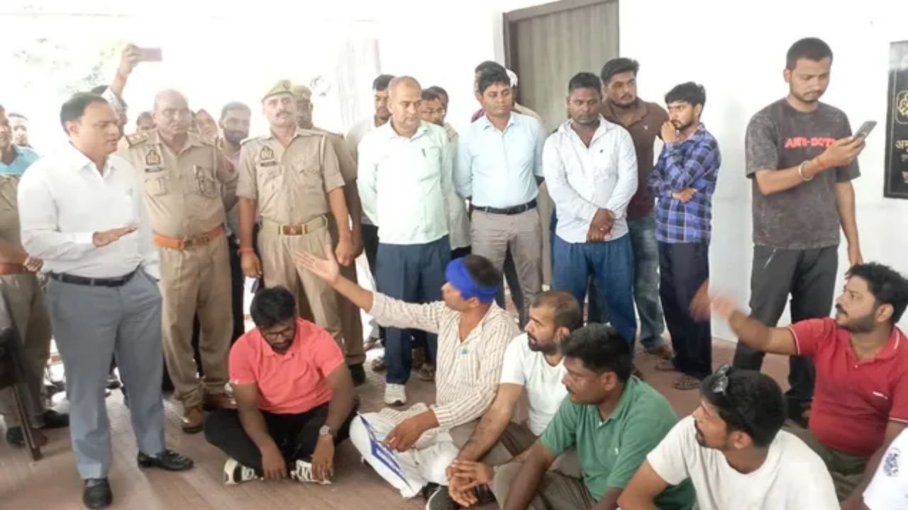 देवरिया में ‘जेन जी कनेक्ट यात्रा’ को लेकर हंगामा, डीएम कार्यालय गेट पर धरने पर बैठे युवा