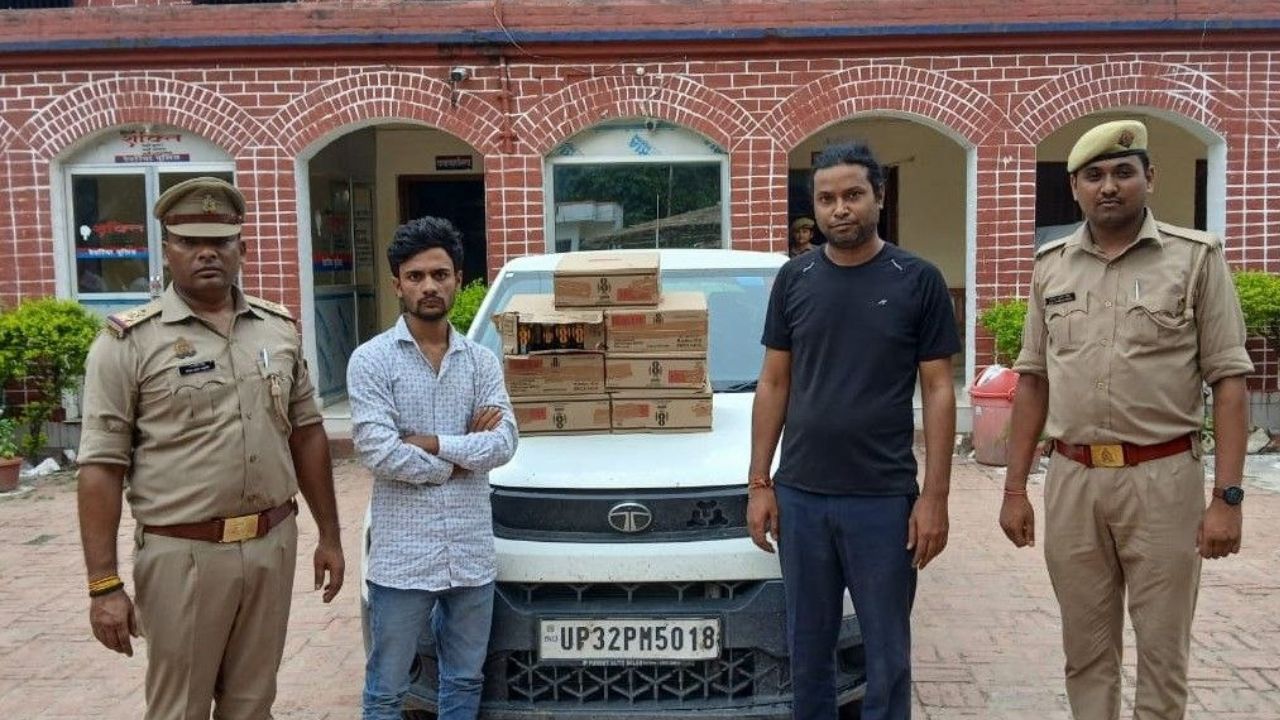 देवरिया में शराब तस्करों पर पुलिस का बड़ा एक्शन, टाटा पंच से 7 पेटी अंग्रेजी शराब बरामद, दो गिरफ्तार