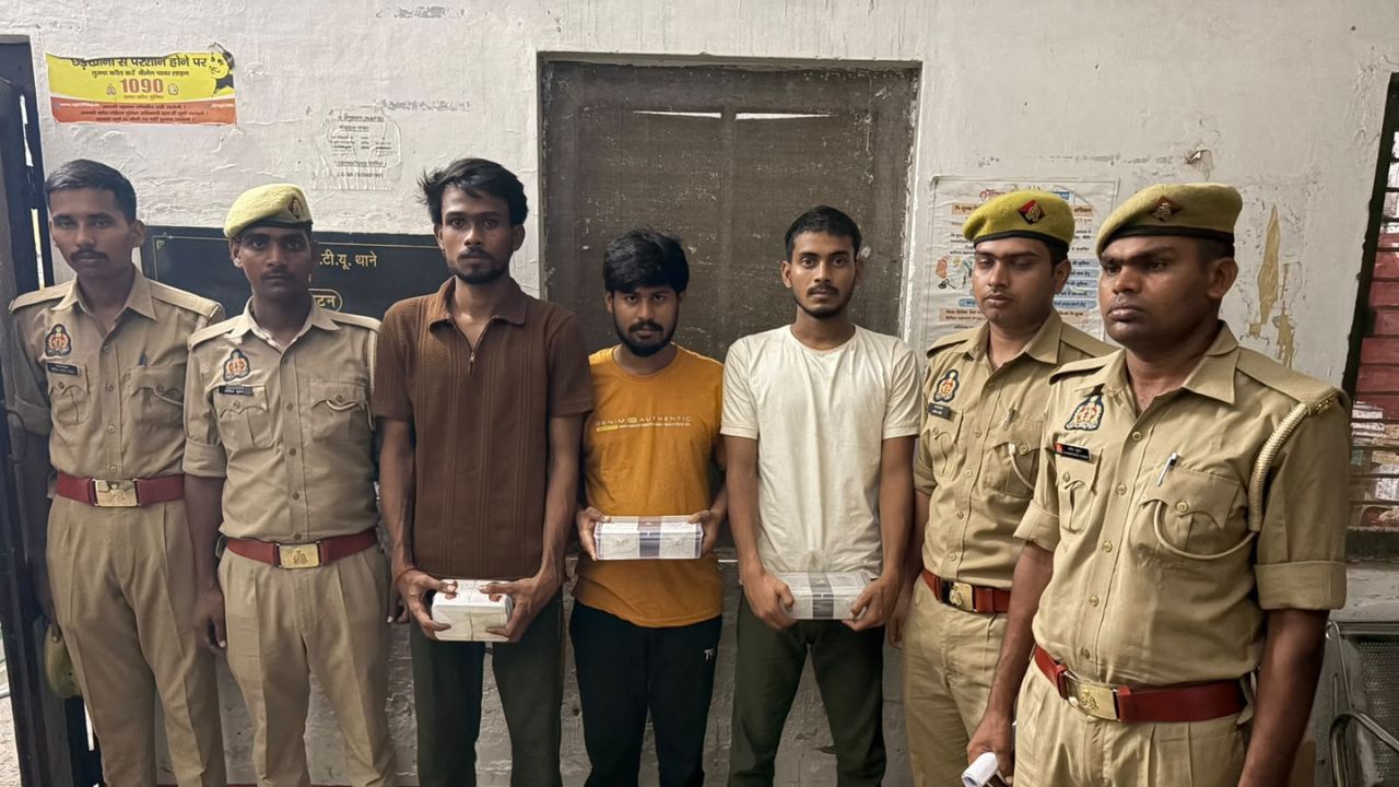 देवरिया में बड़े साइबर अपराधियों गैंग का भंडाफोड़: ATM-SIM और पासबुक लेकर करते थे फ्रॉड, तीन आरोपी गिरफ्तार