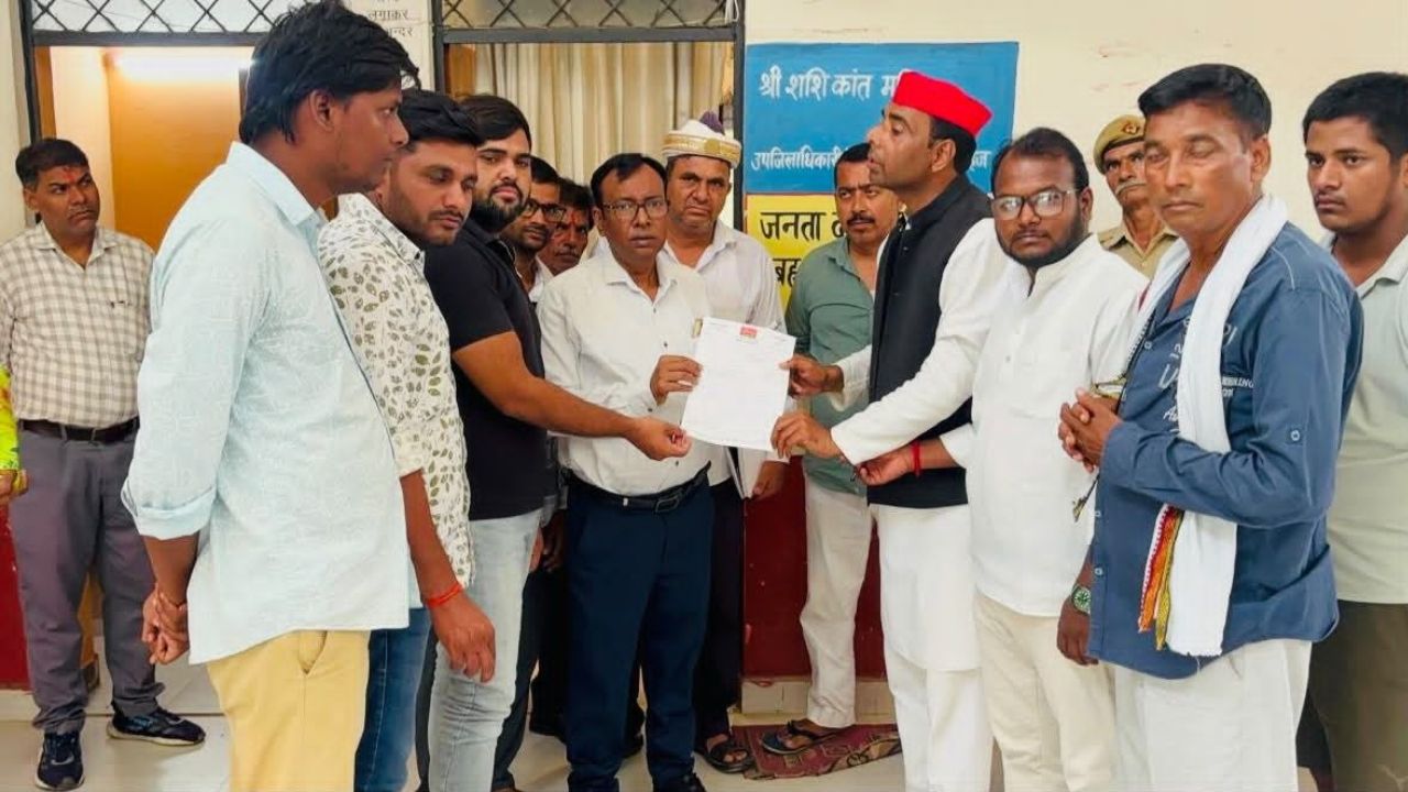 देवरिया में बिजली संकट पर सपा का प्रदर्शन, विजय रावत ने SDM को सौंपा ज्ञापन, 48 घंटे का अल्टीमेटम