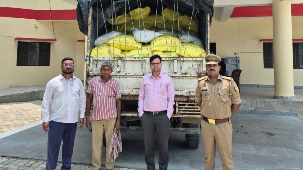देवरिया में यूरिया की अवैध तस्करी पर बड़ा एक्शन, बिहार जा रही खाद से भरी पिकअप जब्त; तीन पर FIR