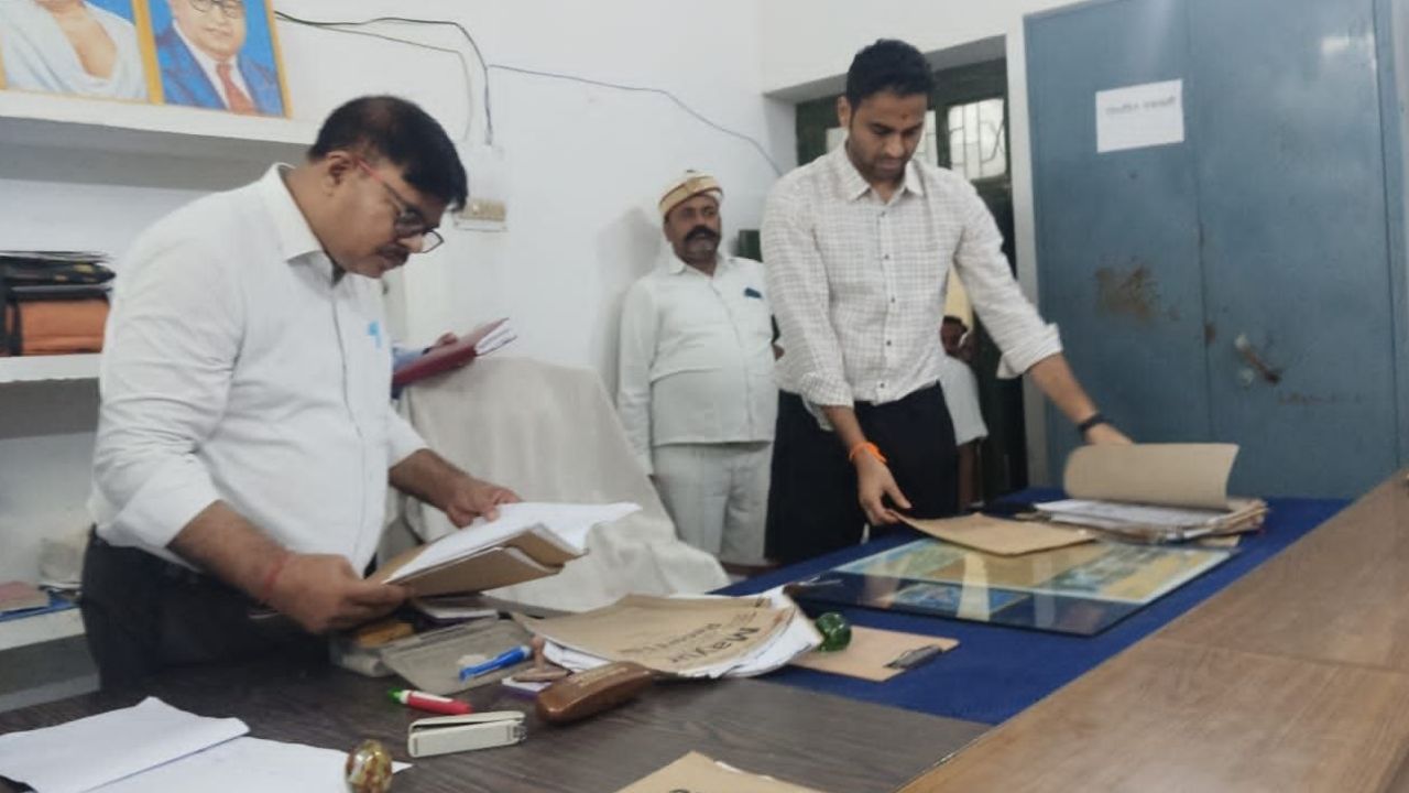 Deoria News: तहसीलदार न्यायालय पहुंचे डीएम, पुराने लंबित मामलों पर दिखाई सख्ती, जल्द निस्तारण के दिए निर्देश