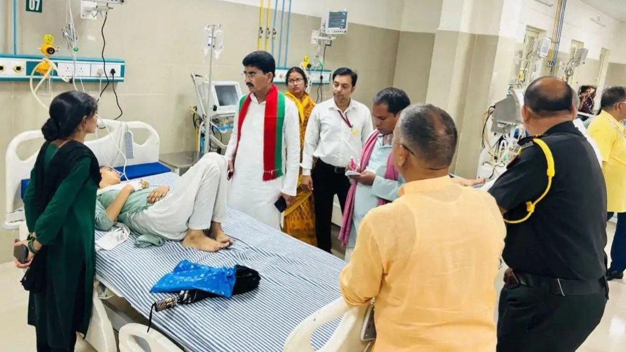 देवरिया में तिरंगा यात्रा के दौरान छात्रों की तबीयत बिगड़ी, समाजवादी पार्टी ने प्रशासन पर उठाए सवाल