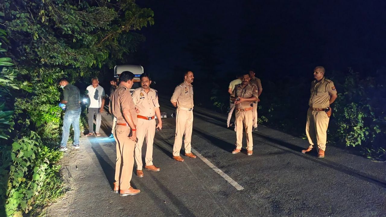 देवरिया में गो-तस्करी का खेल खत्म, मुठभेड़ के बाद पिकअप से सुरक्षित बचाए गए 4 मवेशी