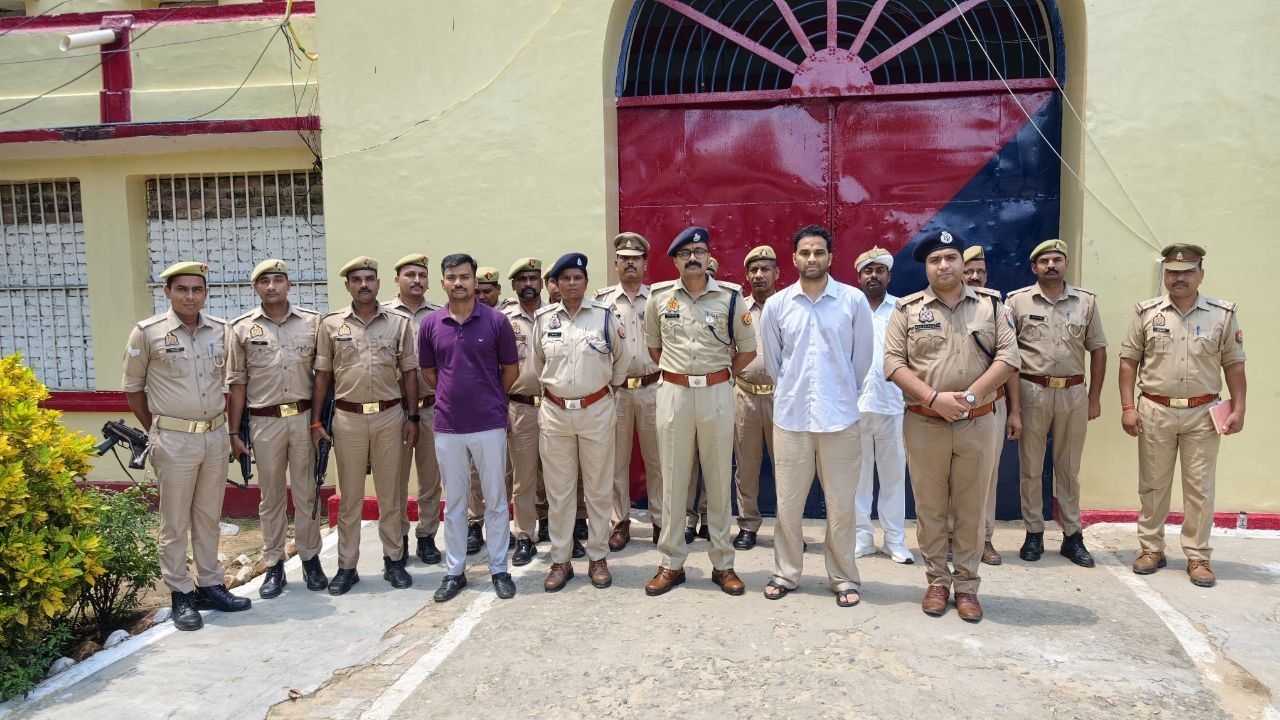 देवरिया जेल में अचानक पहुंचीं प्रशासनिक गाड़ियां, मची खलबली! DM-SP ने दिए कड़े निर्देश