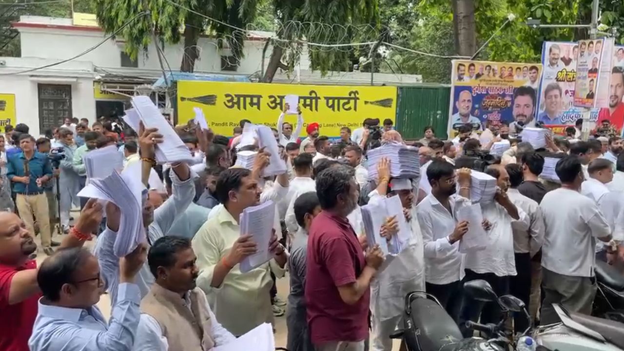 E-20 Petrol के खिलाफ सड़क पर उतरे Arvind Kejriwal, 2.33 लाख दस्तखत वाली याचिका तैयार