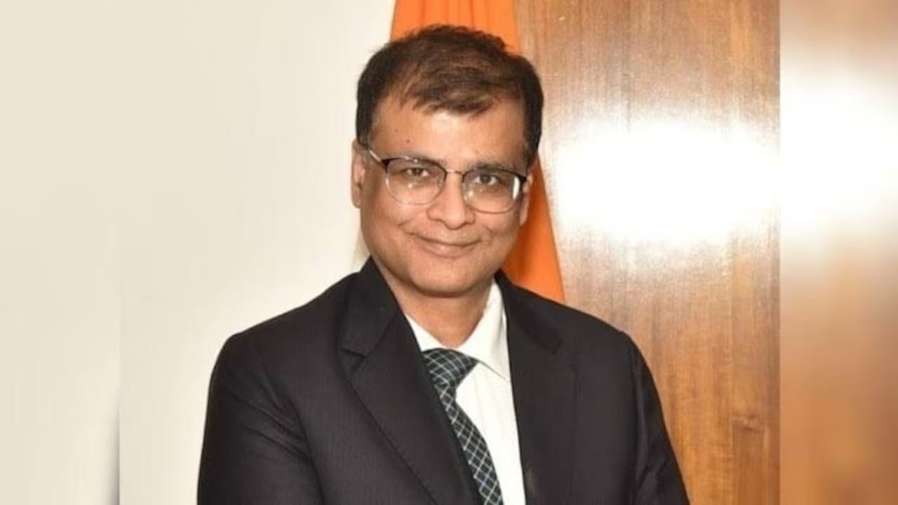 कौन हैं राहुल नवीन जिन्होंने बढ़ाई थी केजरीवाल और सिसोदिया की मुश्किलें
