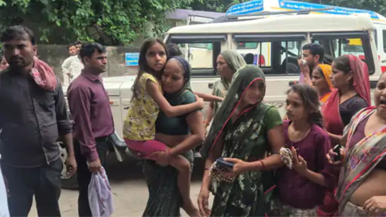 एटा में भरभराकर गिरा मकान का छज्जा, मलबे में दब गईं 5 मासूम बच्चियां; अस्पताल में भर्ती