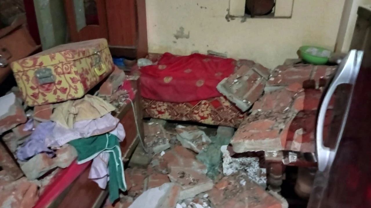 Maharajganj: सोते समय अचानक गिरी छत, फरेंदा में मां और 9 महीने के मासूम पर गिरा प्लास्टर