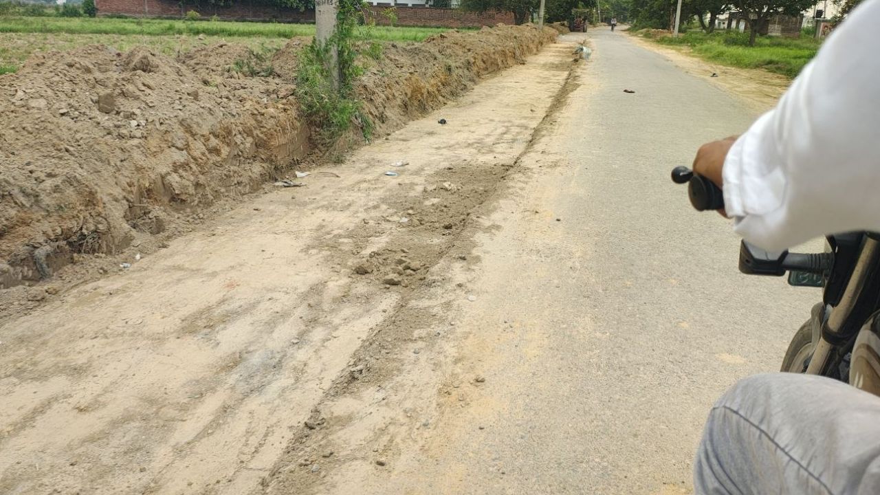 कांवड़ियों के बीच सड़क पर JCB से खुदाई! फर्रुखाबाद में हादसे का खतरा, सुरक्षा पर सवाल