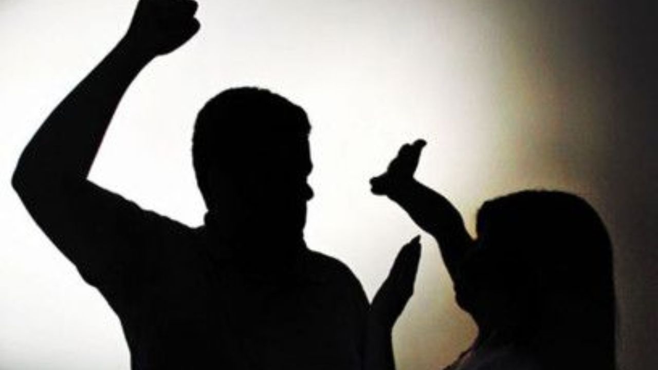 पहले कूकर के ढक्कन से हमला, फिर पानी में डुबोया… सारी बेशर्मी की हदें पार करने के बाद भी नहीं बच सका कातिल पति