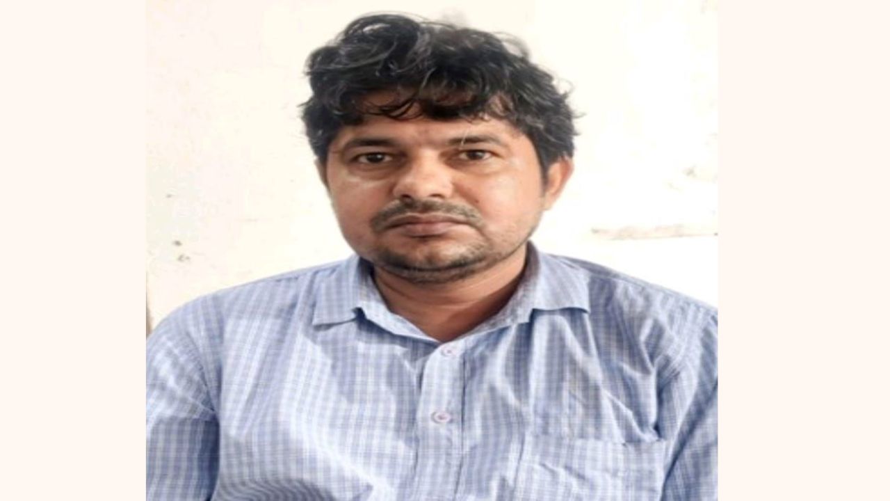 फतेहपुर में रिश्वतखोरी पर बड़ा वार, 50 हजार रुपये लेते रंगे हाथ पकड़ा गया कंप्यूटर ऑपरेटर