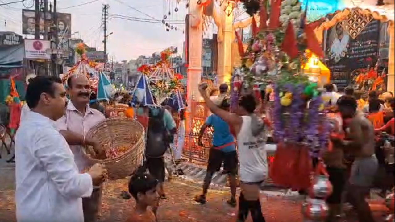 Muzaffarnagar कांवड़ यात्रा: फूलों की बारिश से महका यात्रा मार्ग, जनप्रतिनिधियों ने किया शिवभक्तों का भव्य स्वागत