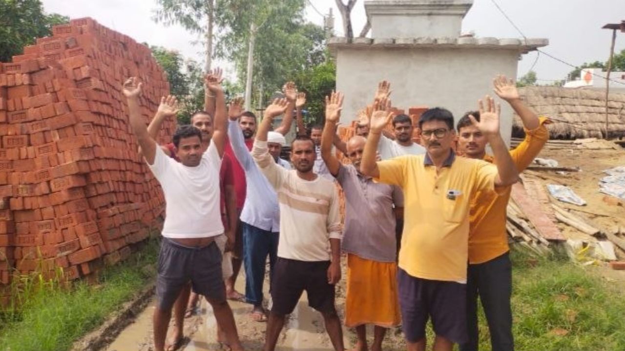 8 साल का दर्द और झूठे आश्वासन, बलिया में सड़क न बनने से भड़के ग्रामीण, दी चुनाव बहिष्कार की चेतावनी