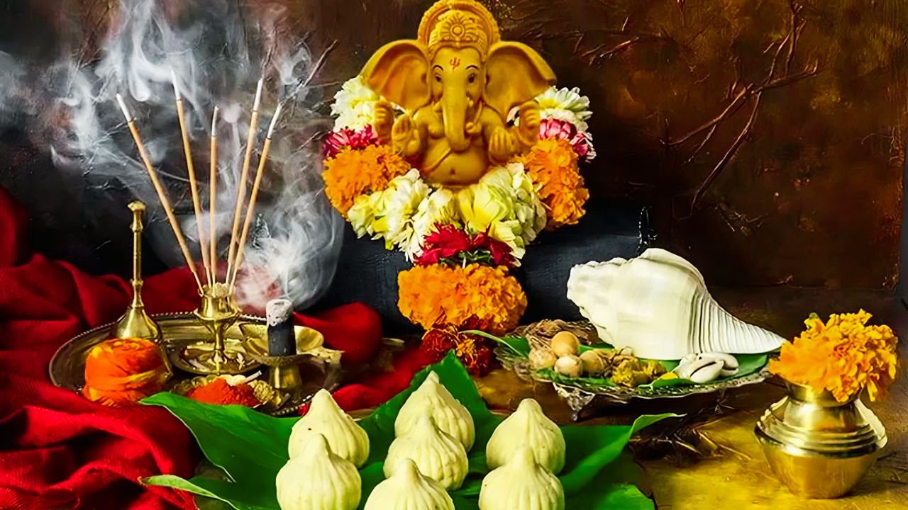 Gajanan Chaturthi: सावन में गजानन संकष्टी व्रत पर करें इन शक्तिशाली मंत्रों का जाप, दूर होंगे सारे संकट