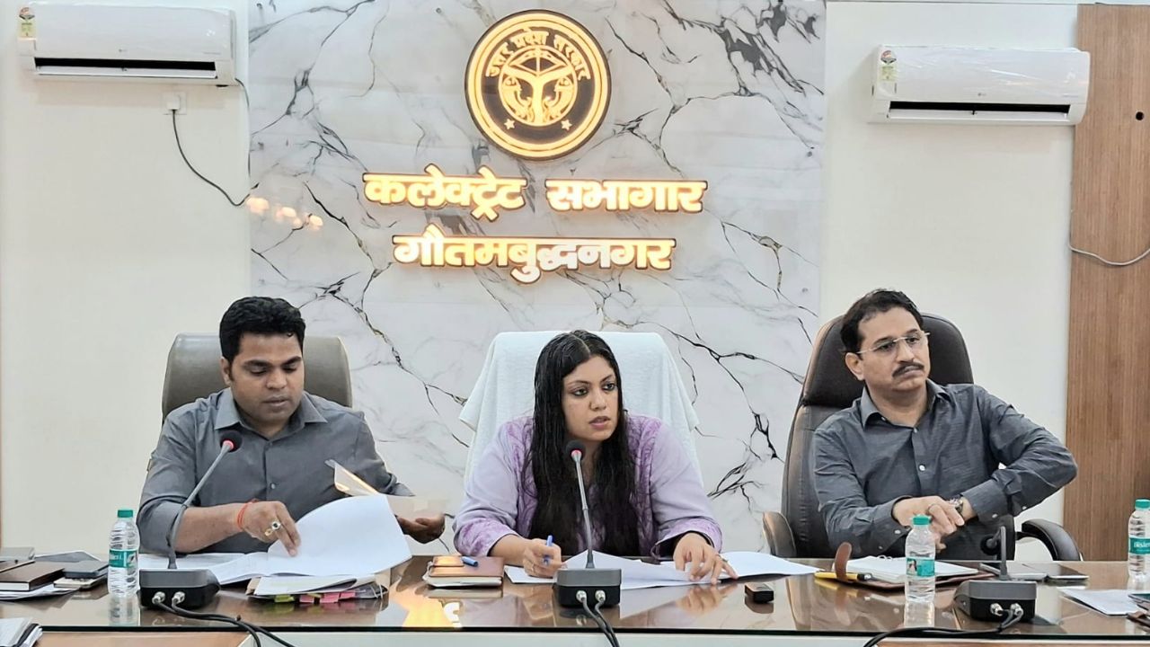 नोएडा में प्राइवेट स्कूलों की दादागिरी पर DM का बड़ा एक्शन, इन बड़े स्कूलों पर ठोका 1 लाख रुपये का जुर्माना