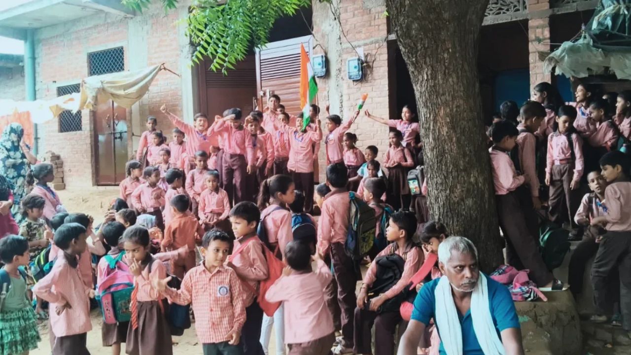 ‘सर! हमें भी चाहिए सुरक्षित क्लासरूम…’ कानपुर में जर्जर स्कूल भवन को लेकर सड़कों पर उतरे Gen Alpha