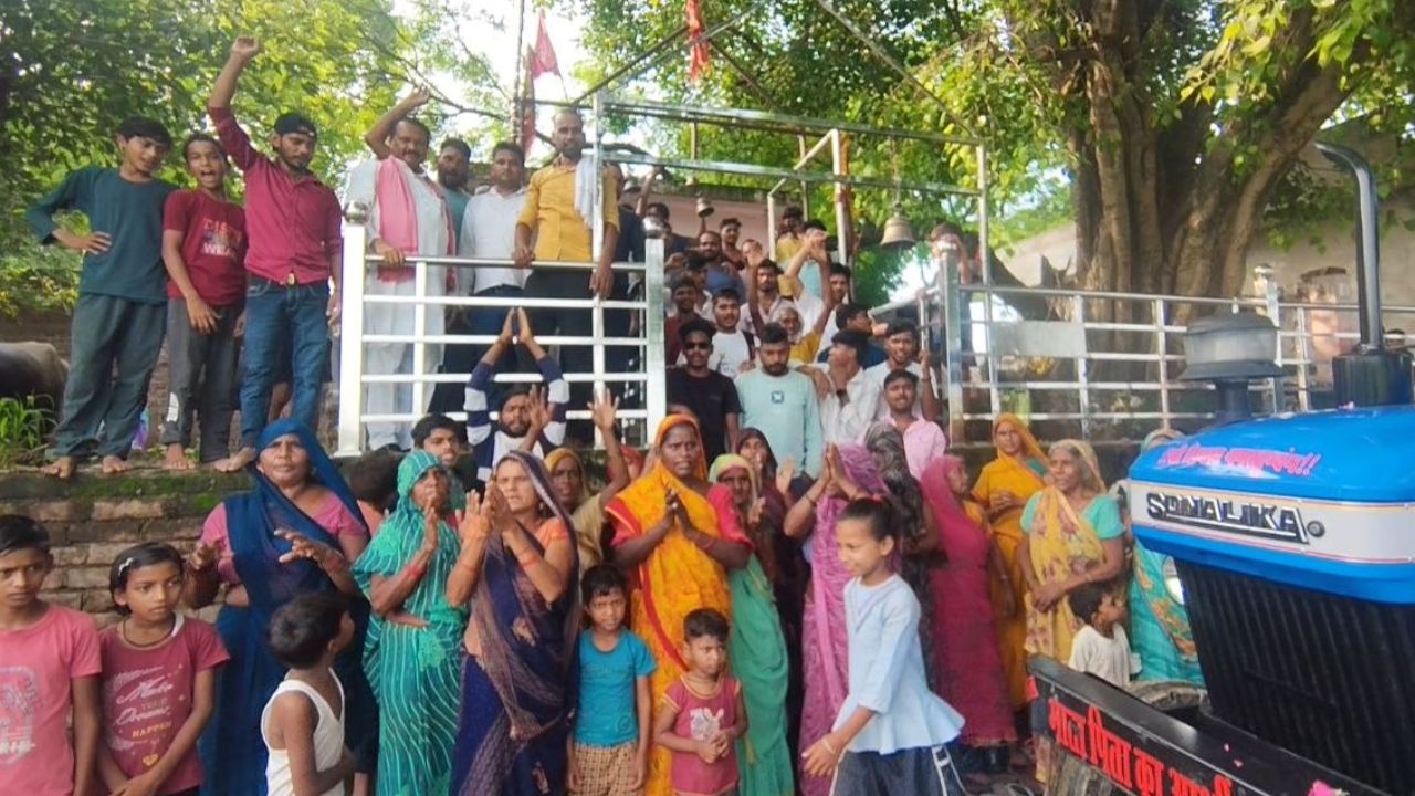 फर्रुखाबाद से धार्मिक यात्रा पर निकले श्रद्धालु, समाजवादी नेता डॉ. जेपी सिंह वर्मा ने फूल बरसाकर किया स्वागत