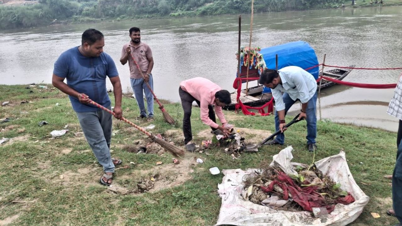 Sultanpur News: ‘महाकुंभ अमृत सम्मान’ से नवाजी गई गोमती मित्र मंडल संस्था, सम्मान के अगले ही दिन किया श्रमदान