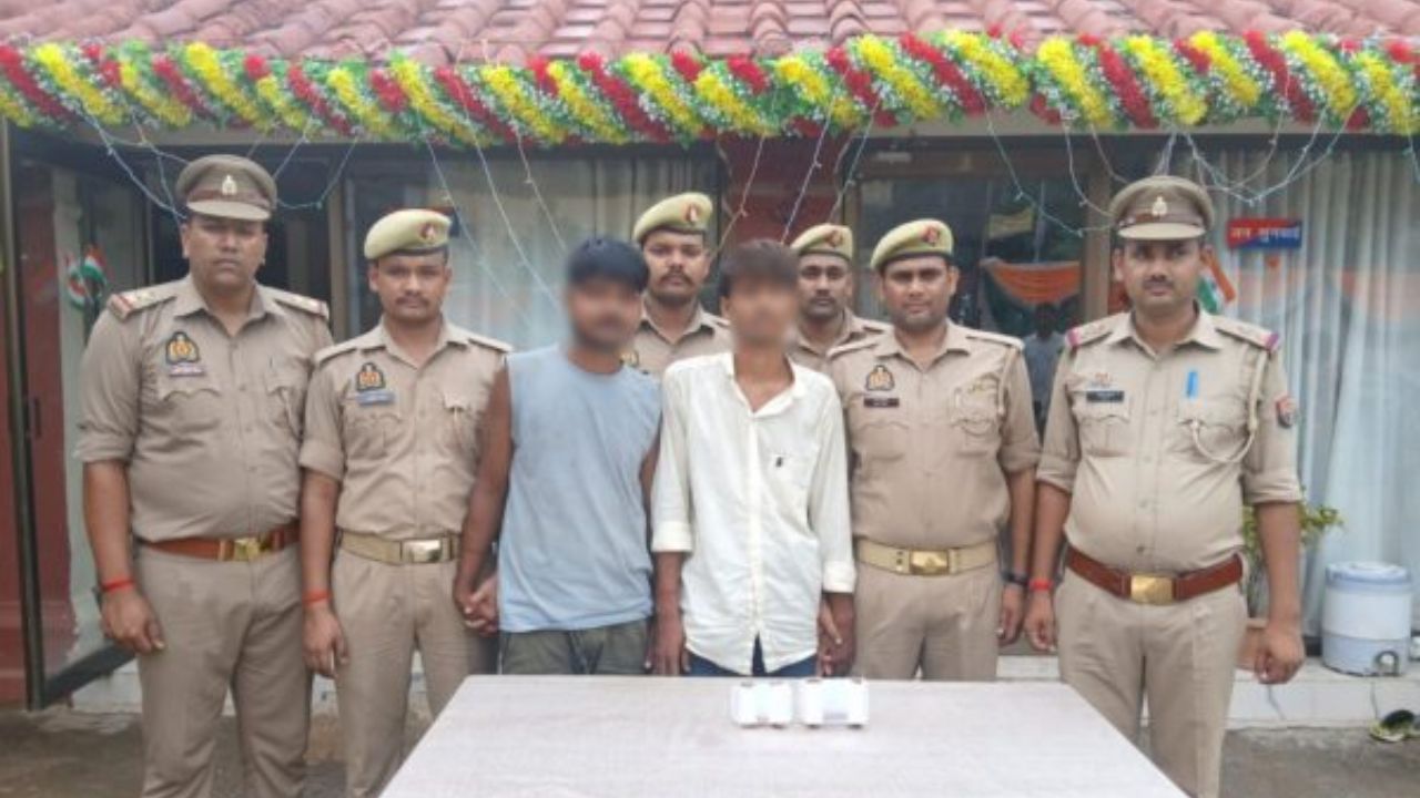 सोने की चमक पड़ी भारी, अब सलाखों के पीछे कटेगी रात! कैंट पुलिस ने हथकड़ी पहनाकर निकाला छिनैतों का जुलूस
