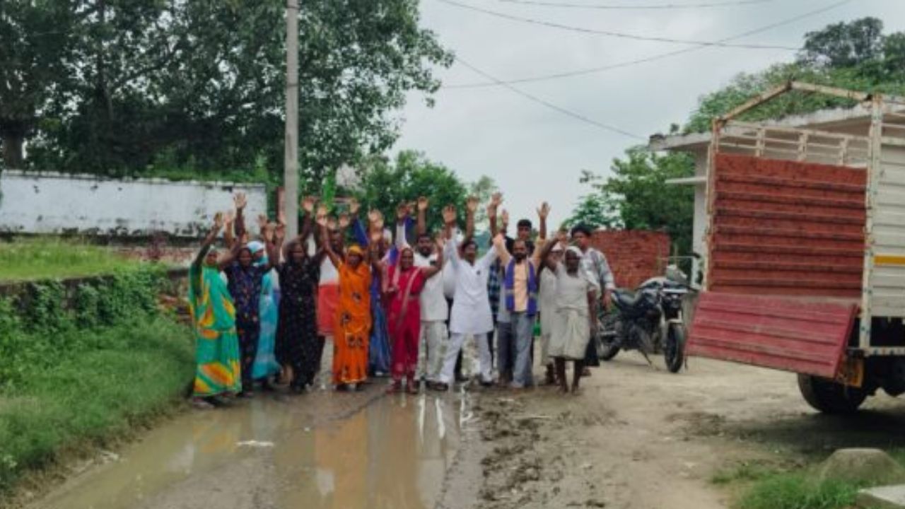 Gorakhpur News: स्कूली बच्चों के रास्ते में मौत के गड्ढे! 2-3 फीट गहरी सड़क बनी जानलेवा, ग्रामीणों का फूटा आक्रोश